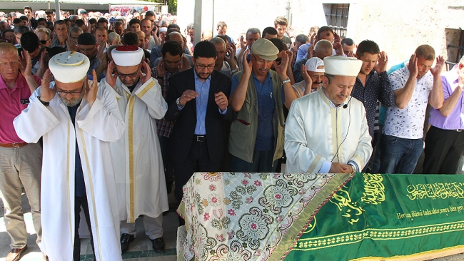 Şehit Filistinliler için sela okundu, gıyabi cenaze namazı kılındı