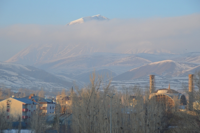 Dereler buzla, ağaçlar ve direkler kırağıyla kaplandı, çatılarda buz sarkıtları oluştu