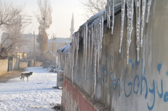 Dereler buzla, ağaçlar ve direkler kırağıyla kaplandı, çatılarda buz sarkıtları oluştu