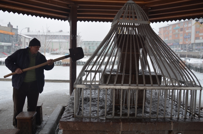 Dereler buzla, ağaçlar ve direkler kırağıyla kaplandı, çatılarda buz sarkıtları oluştu