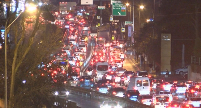 Kısıtlamanın ardından İstanbul'da trafik yoğunluğu