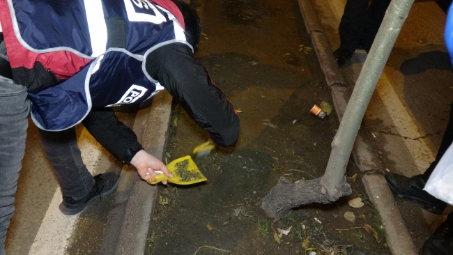 Polisi görünce otomobildeki uyuşturucuyu yere döktüler