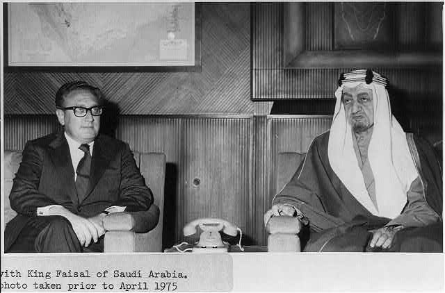Kral Faysal ve Hanry Kissenger. Fotoğraf: library of congress
