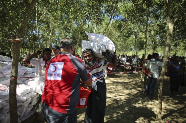 Türk Kızılayı her gün binlerce Arakanlı Müslümana yardımlarını sürdürüyor