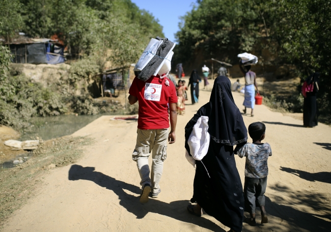 Türk Kızılayı her gün binlerce Arakanlı Müslümana yardımlarını sürdürüyor