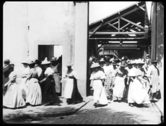 [''Lumiere Fabrikasından Çıkan İşçiler'' filminden görüntü