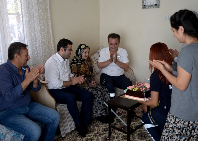 Acil Servis 105 yaşındaki ninenin doğum gününü kutladı