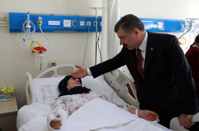 Bakan Koca Kartal'da çöken binada yaralananları ziyaret etti