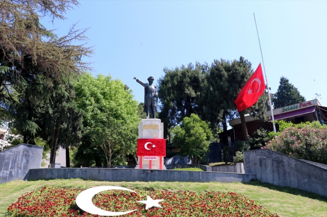 Milli yas nedeniyle bayraklar yarıya indi