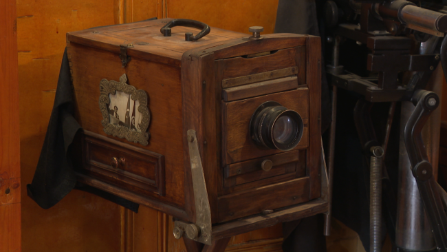 140 yıllık 3 katlı evini antika sergi salonuna çevirdi