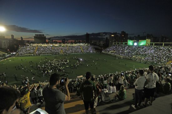Kolombiya'da düşen uçakta hayatını kaybedenler için anma töreni