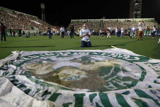 Kolombiya'da düşen uçakta hayatını kaybedenler için anma töreni