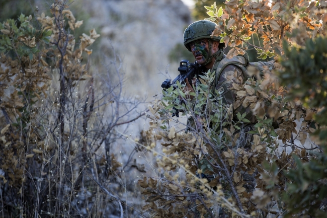 Komandolar dağlarda teröristlere göz açtırmıyor