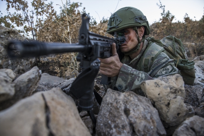 Komandolar dağlarda teröristlere göz açtırmıyor