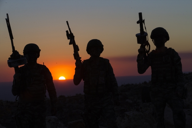 Komandolar dağlarda teröristlere göz açtırmıyor