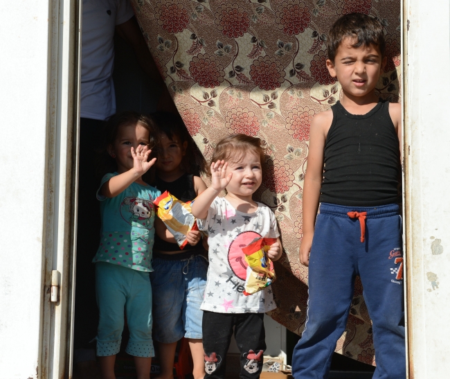 Çadır ve konteyner kentlerde hüzünlü bayram