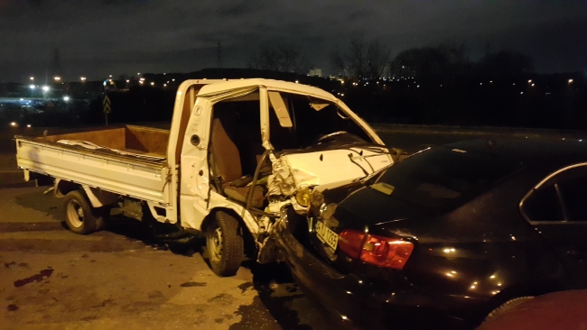 Kontrolden çıkan kamyonet 7 otomobile çarptı: 3 yaralı