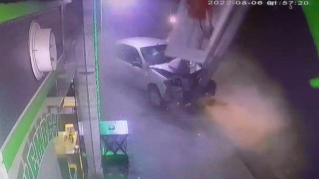 Otomobil aydınlatma direğine çarptı, hız göstergesi 170'te kaldı