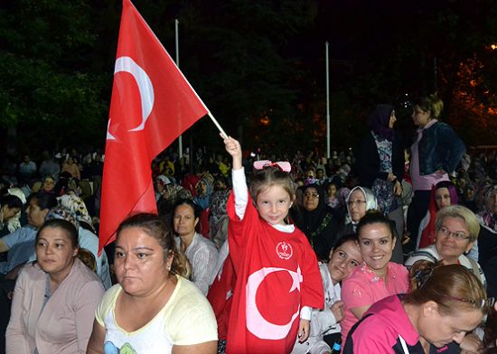 Vatandaşların meydanlarda demokrasi nöbeti sürüyor