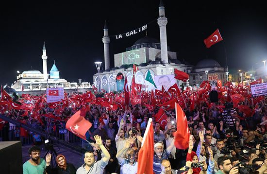 Meydanlarda 'demokrasi nöbeti' südürüldü