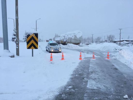 Konya'da yoğun kar yağışı sürücüleri zorluyor