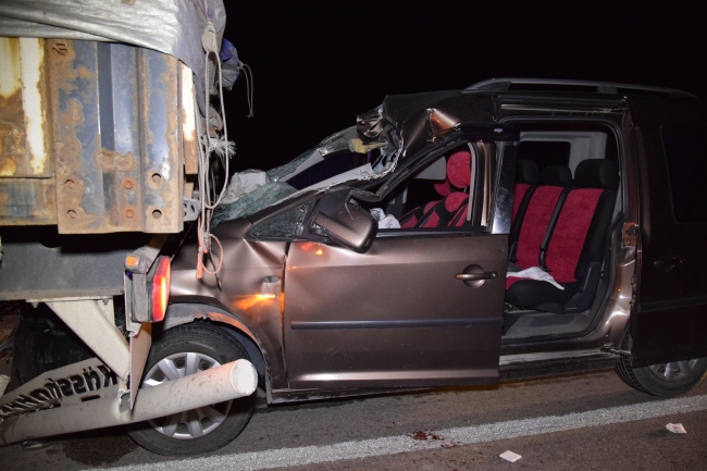 Hafif ticari araç tıra çarpıp altına girdi: 1 ölü