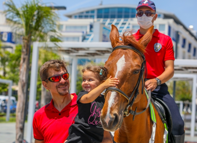 Konyaaltı Sahili'nde görev yapan atlı polisler ilgi odağı oldu