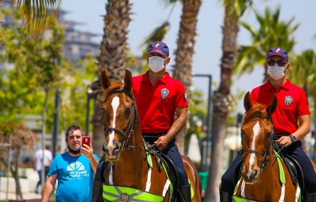 Konyaaltı Sahili'nde görev yapan atlı polisler ilgi odağı oldu