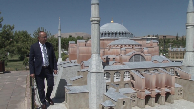 Ayasofya'nın minyatürünün tabelası da değiştirildi