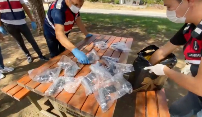 Alışveriş poşetinden 20 tabanca çıktı