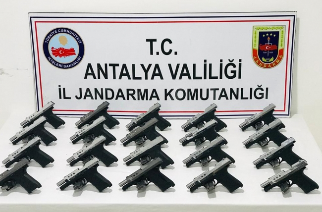 Alışveriş poşetinden 20 tabanca çıktı