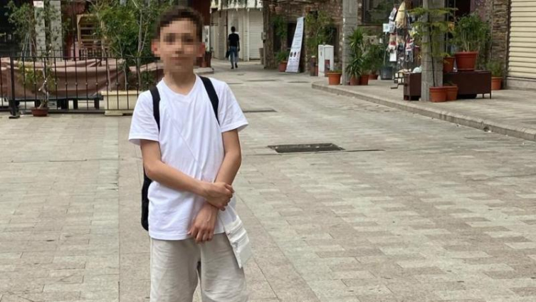 Sahilde yürüyen kadına sahipsiz köpekler saldırdı