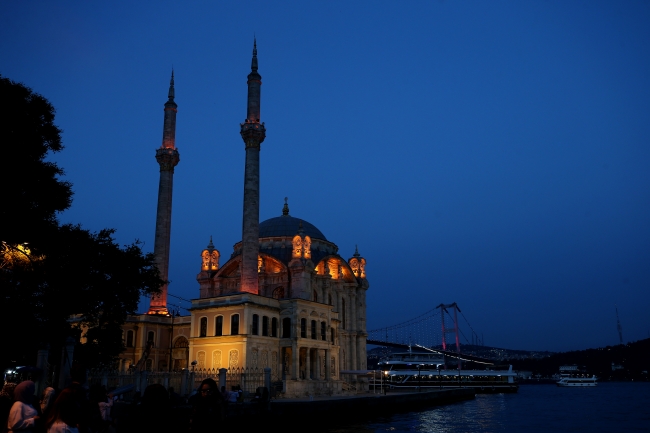 İstanbul'un tarihi simgeleri kırmızı beyaza büründü