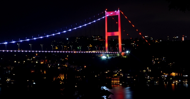 İstanbul'un tarihi simgeleri kırmızı beyaza büründü