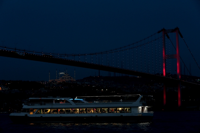 İstanbul'un tarihi simgeleri kırmızı beyaza büründü