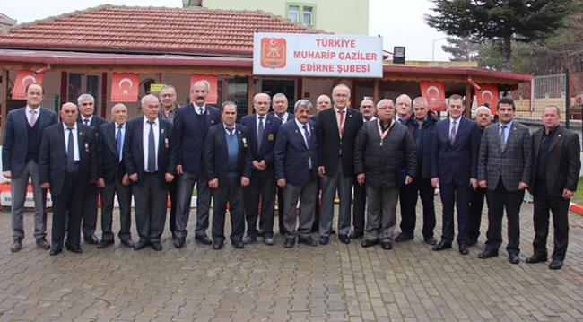 Kore gazilerinin madalyalarını oğulları aldı