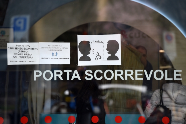 İtalya'da koronavirüsün yayılmasının engellenmesi amacıyla bilgilendirici afişler kullanılıyor. | Fotoğraf: AA