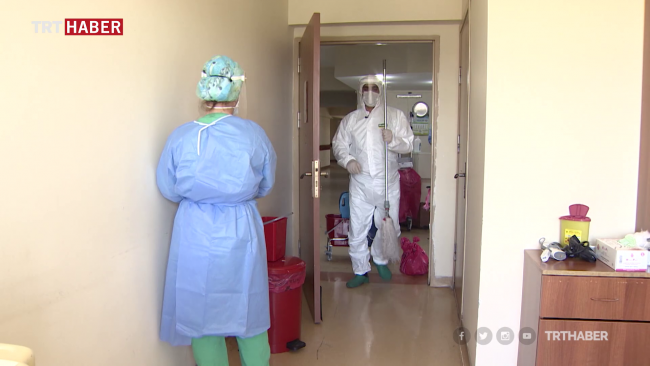 Hasta bakıcılar ve temizlik görevlileri COVID-19 ile mücadelede ön cephede