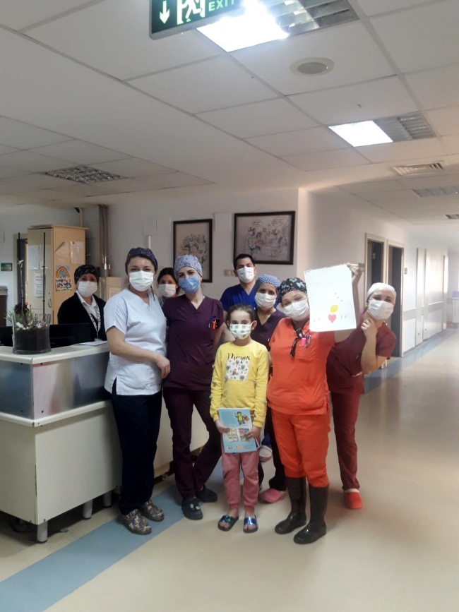 Koronavirüsü atlatan minik Elif'ten teşekkür şiiri