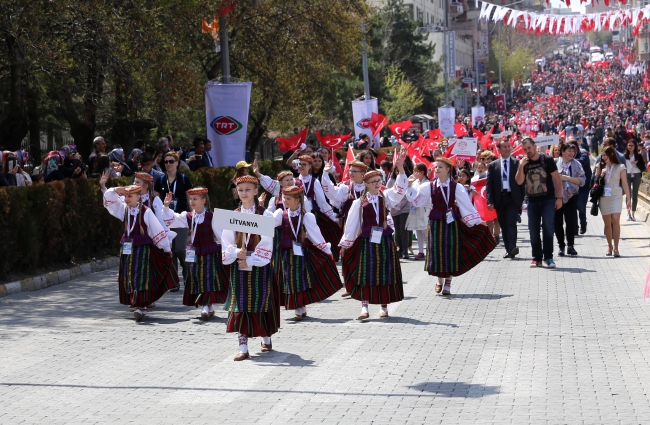 '39. TRT Uluslararası 23 Nisan Çocuk Şenliği' korteji düzenlendi