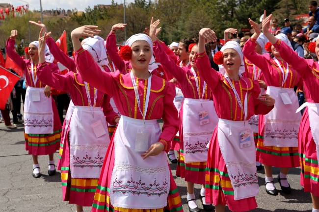 '39. TRT Uluslararası 23 Nisan Çocuk Şenliği' korteji düzenlendi