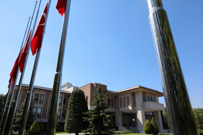 Milli yas nedeniyle bayraklar yarıya indi