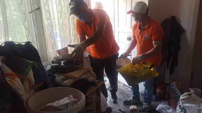 Çöp evden 2 kamyon atık çıktı