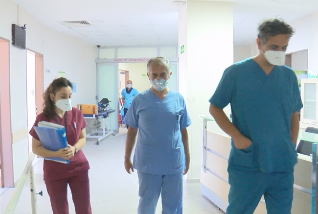 2 kez koronavirüsü yenen doktor hayallerinin peşinden koşuyor
