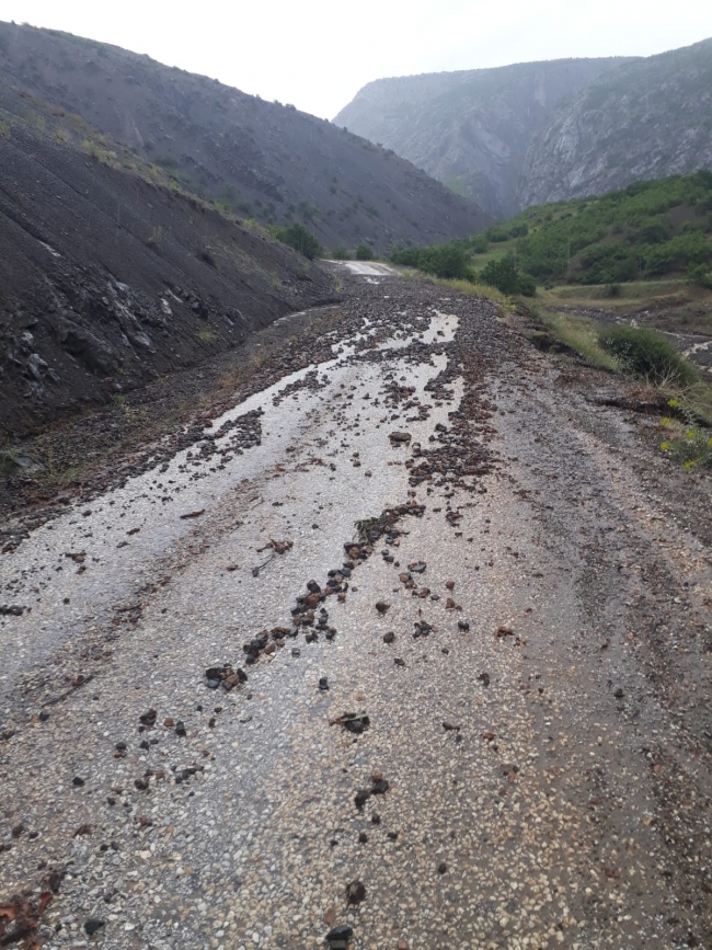 Köy yoluna asfalt döken ekipler heyelandan son anda kurtuldu