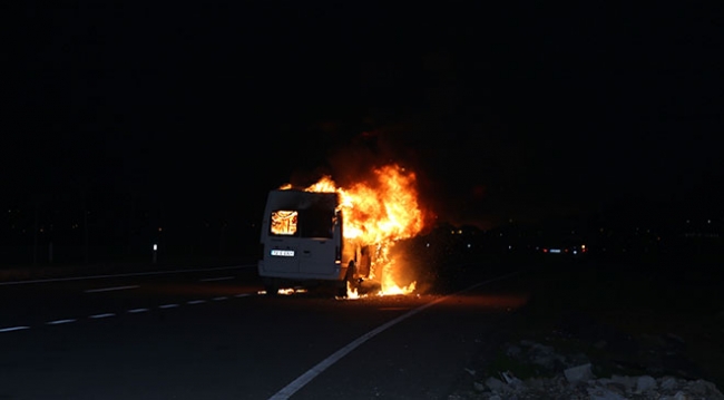 Batman'da minibüs, koyun sürüsüne çarptı