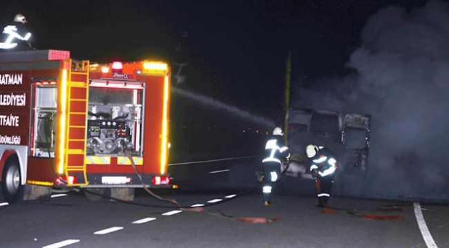 Batman'da minibüs, koyun sürüsüne çarptı