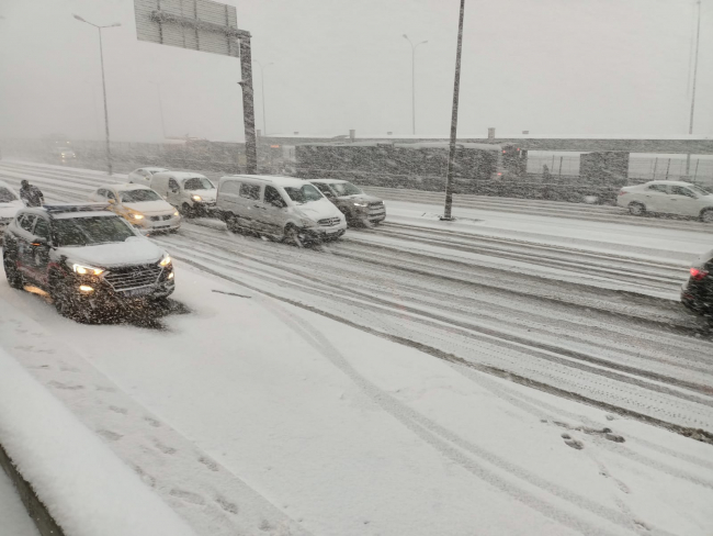 İstanbul'u DEK yağışları vuruyor: Bu geceye dikkat