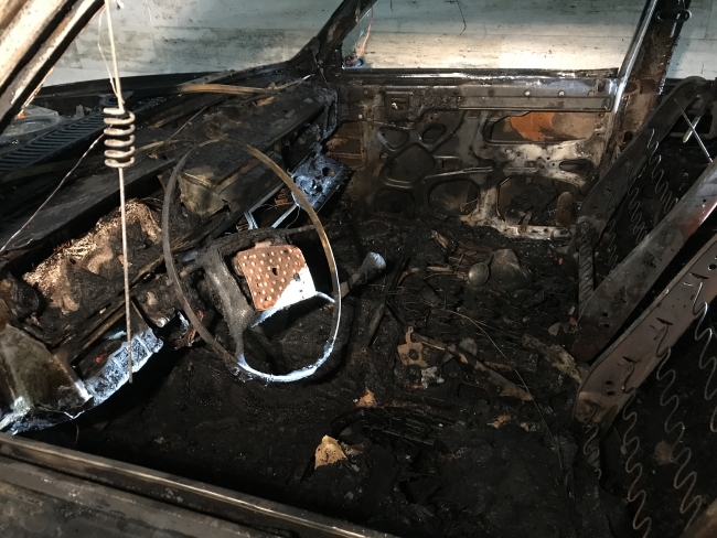 Bursa'da kundaklama sonucu 2 araç kullanılamaz hale geldi