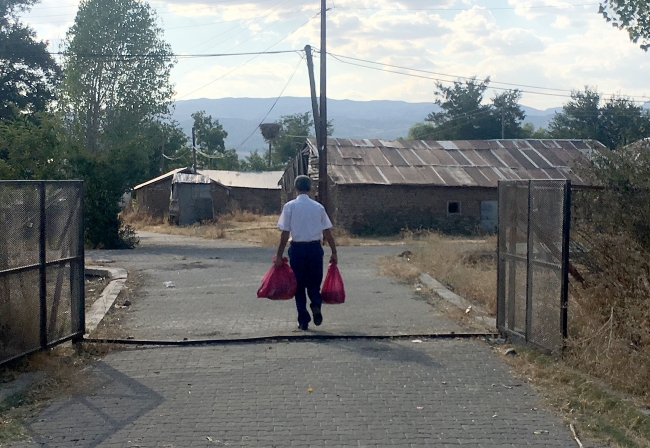 Kurbanlar kesilip her eve eşit dağıtılıyor